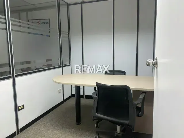 Oficina en Alquiler en la Zona Industrial de La Trinidad Baruta, incluye acceso a áreas comunes como Salón de coferencia, comedor, baños y recepción. - 2
