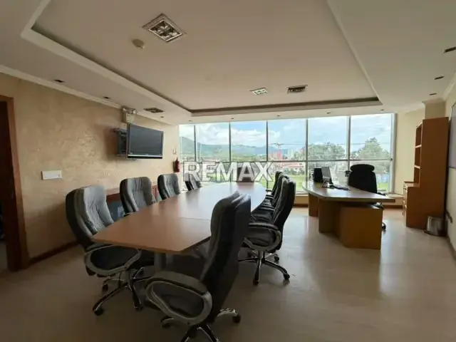 Alquiler de oficina totalmente amoblada en el CC. Vía Veneto.