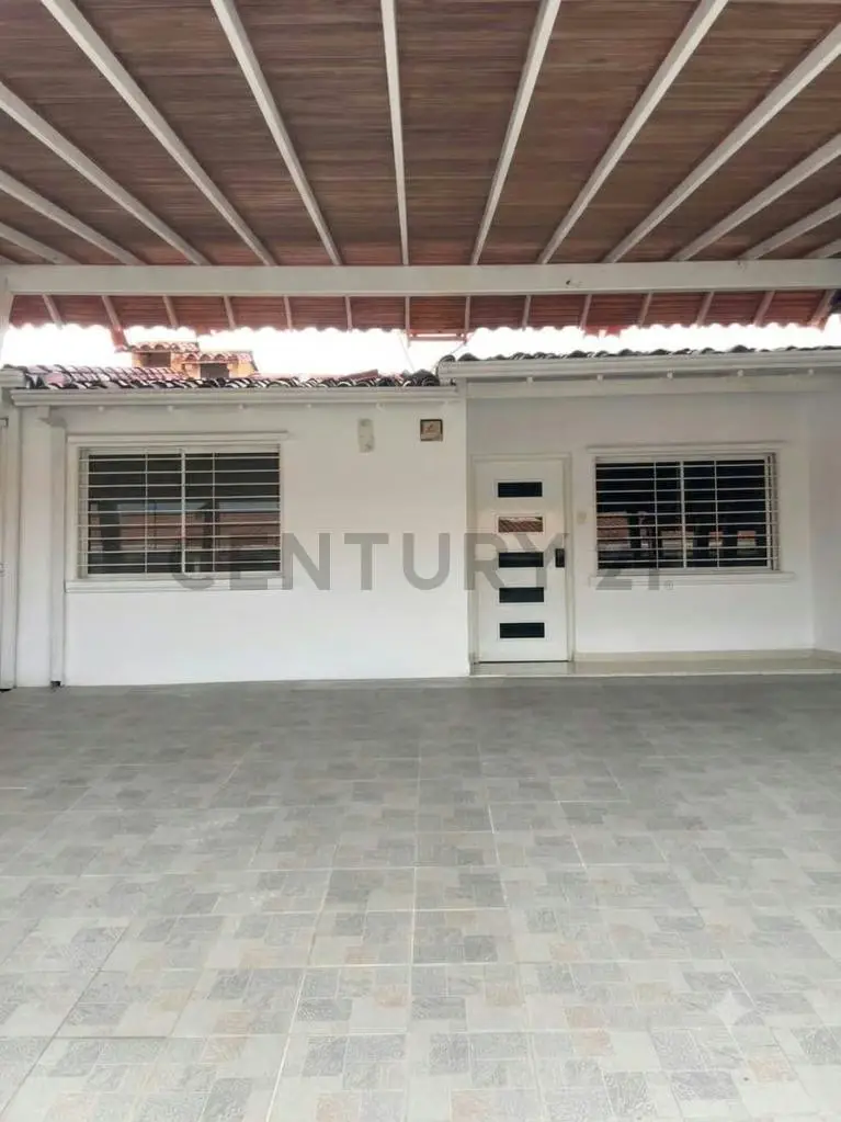 Casa en Venta con Piscina Urbanización Agua Clara