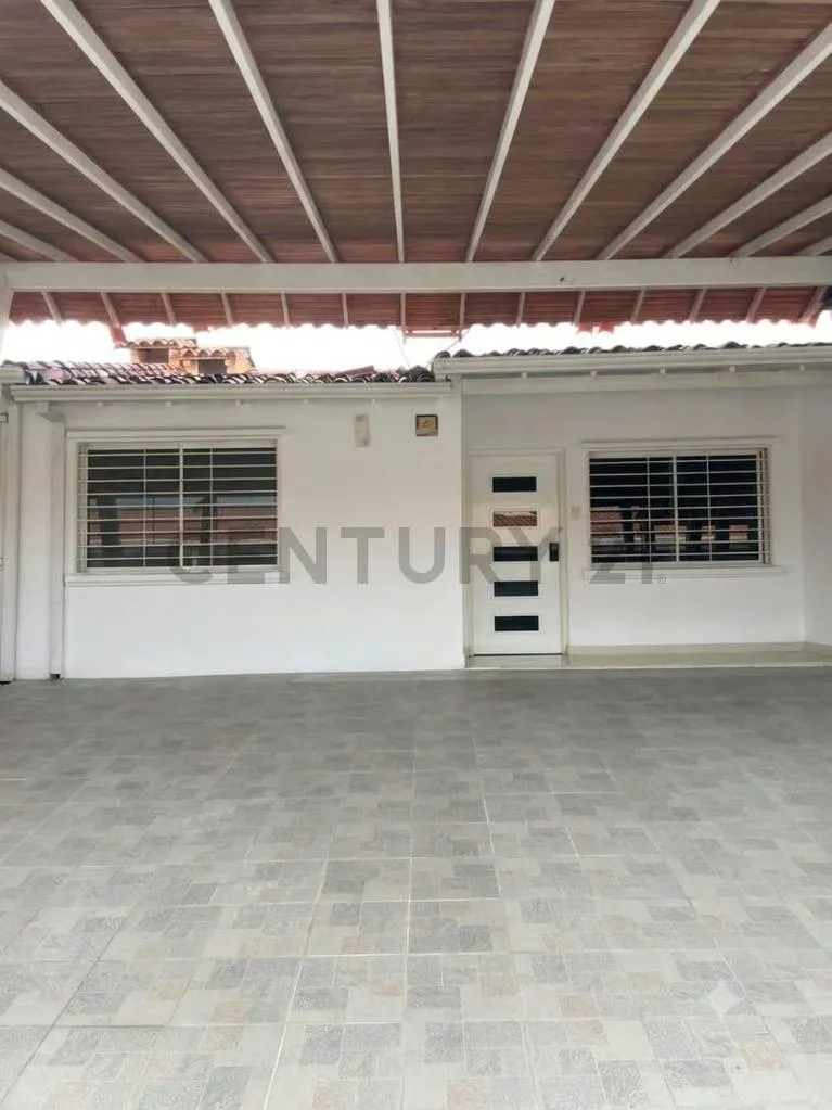 Casa en Venta con Piscina Urbanización Agua Clara