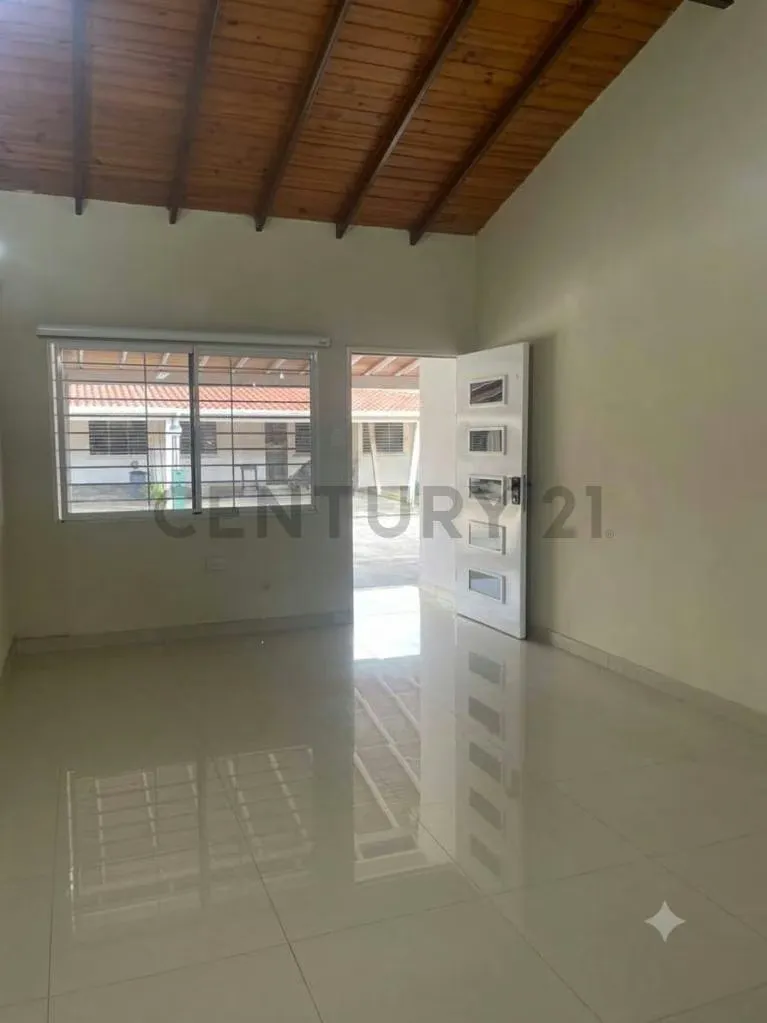 Casa en Venta con Piscina Urbanización Agua Clara - 2