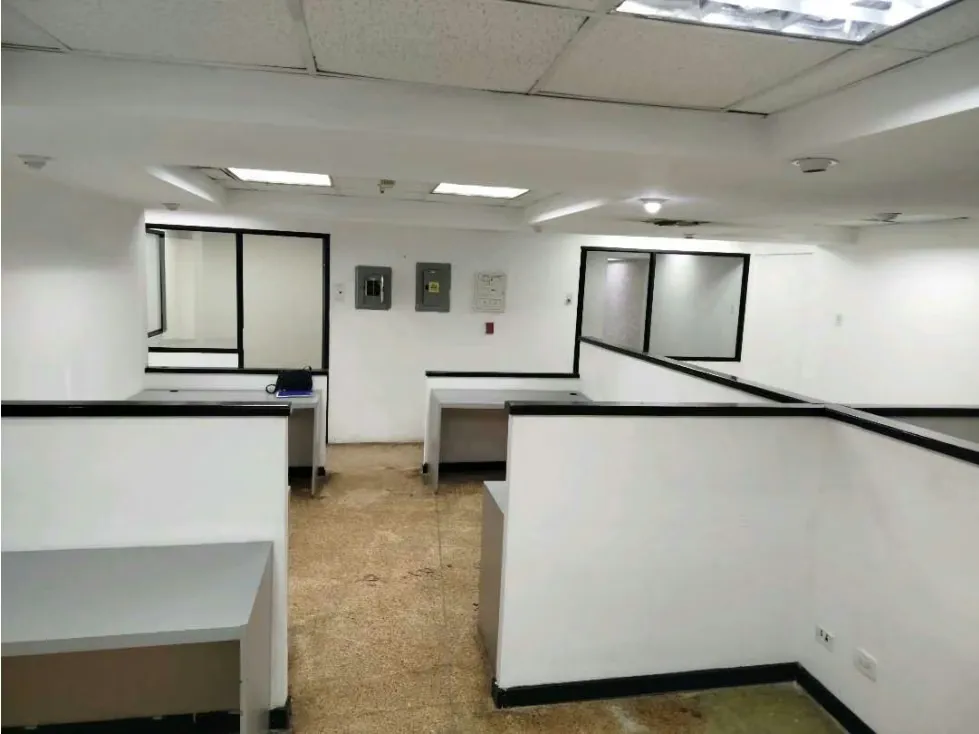 Amplio y Estratégico LOCAL 380m2 en dos niveles. La Urbina