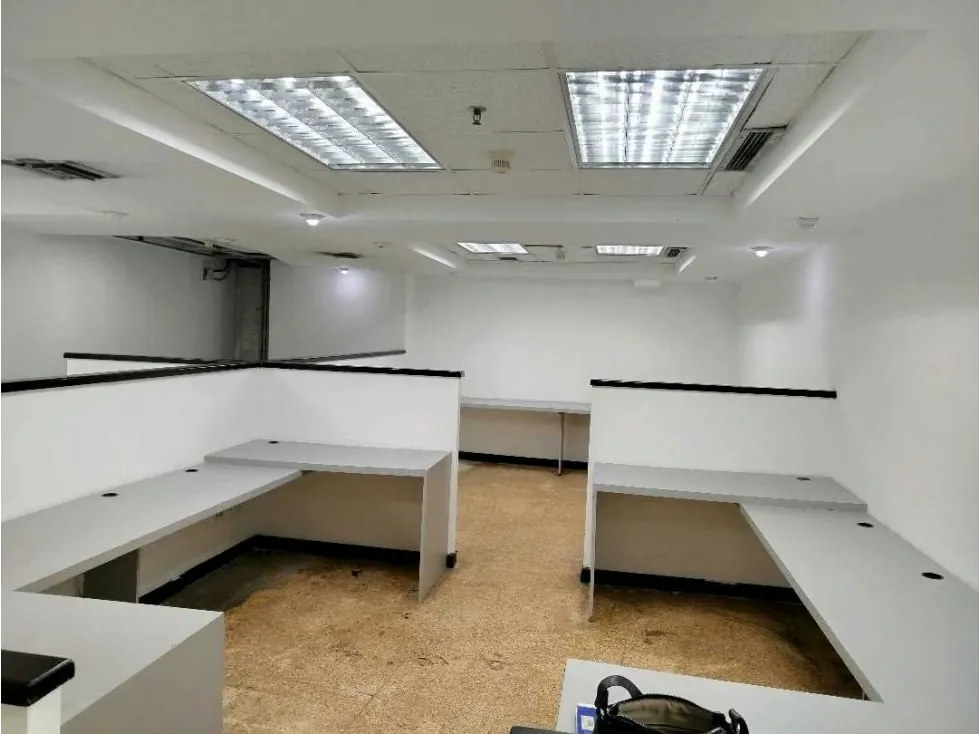 Amplio y Estratégico LOCAL 380m2 en dos niveles. La Urbina - 28