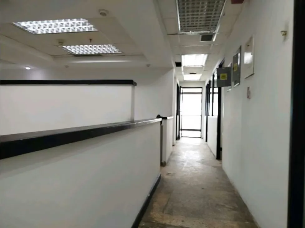 Amplio y Estratégico LOCAL 380m2 en dos niveles. La Urbina - 30