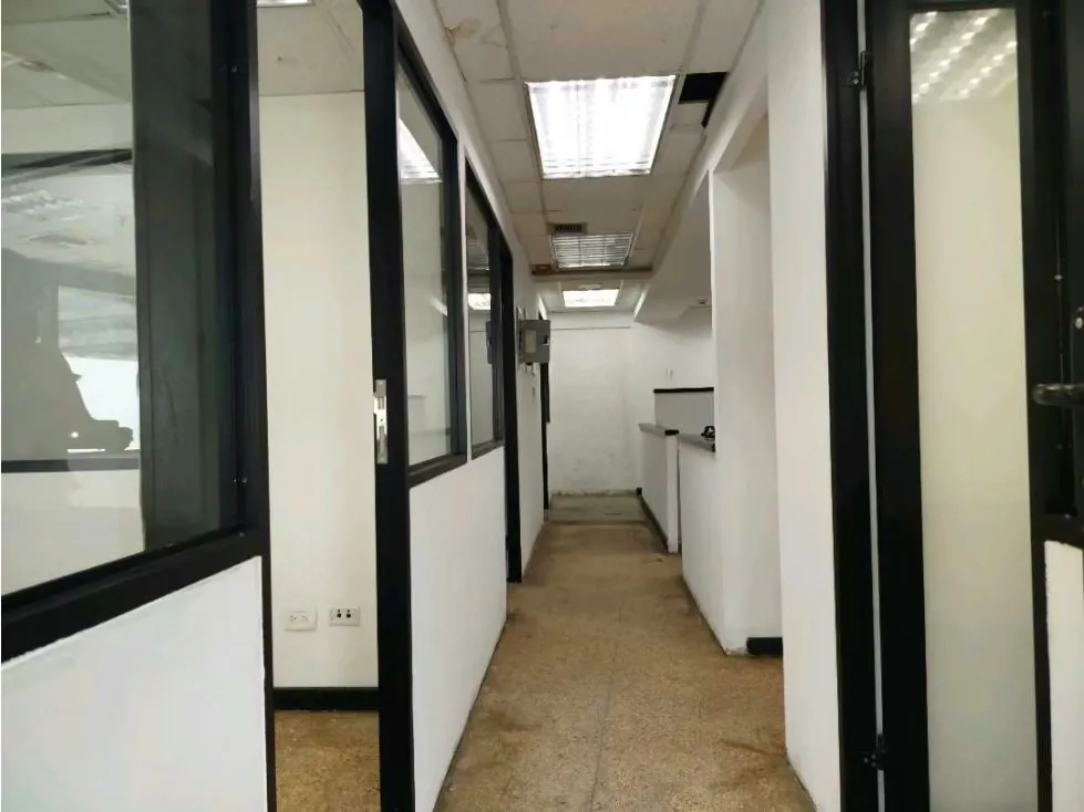 Amplio y Estratégico LOCAL 380m2 en dos niveles. La Urbina - 33
