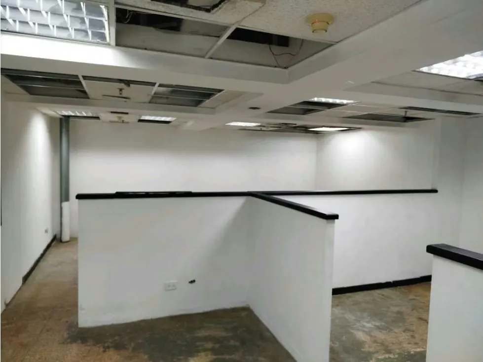 Amplio y Estratégico LOCAL 380m2 en dos niveles. La Urbina - 36