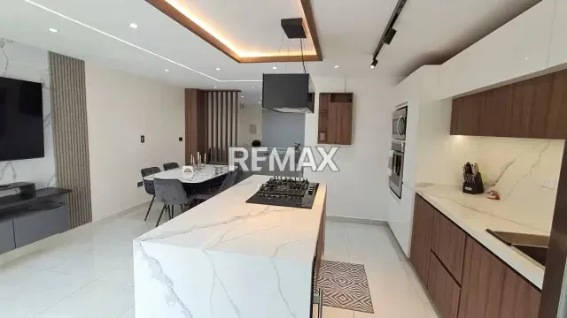 Venta de Moderno de Townhouse 100% Amoblado en El Rincón, Naguanagua - 2