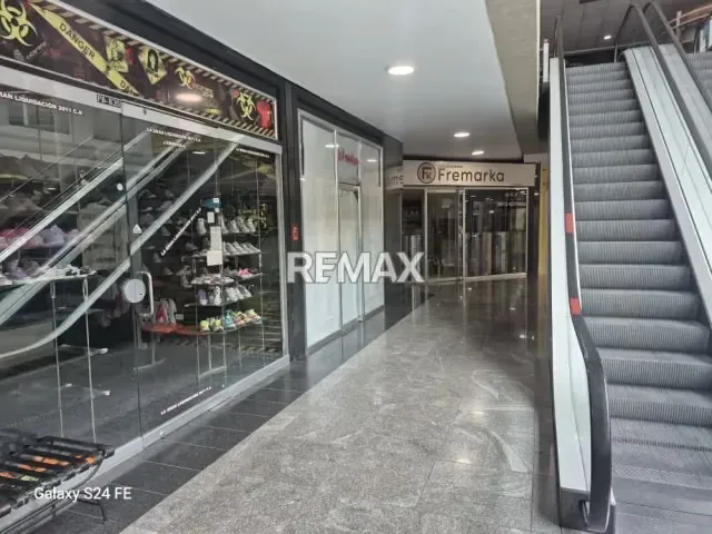 EN VENTA LOCAL COMERCIAL EN C.C CRISTAL NAGUANAGUA - 2