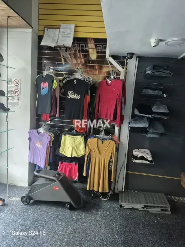EN VENTA LOCAL COMERCIAL EN C.C CRISTAL NAGUANAGUA - 5