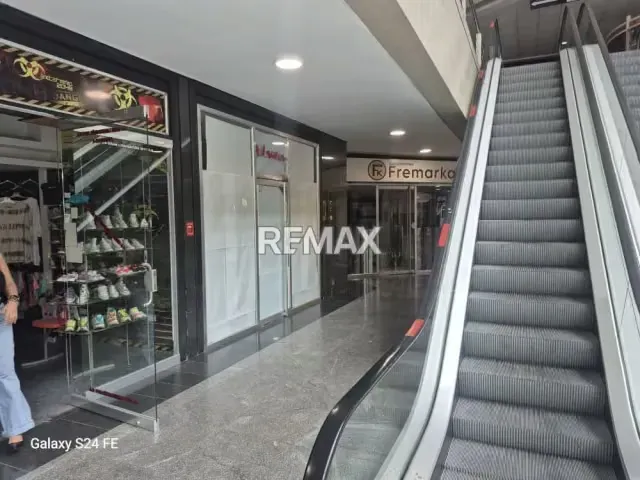 EN VENTA LOCAL COMERCIAL EN C.C CRISTAL NAGUANAGUA - 8