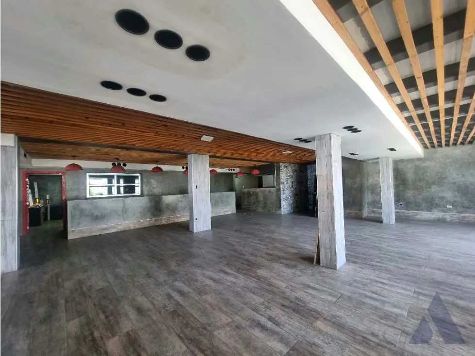 VENTA AMPLIO LOCAL COMERCIAL- MARACAY - 4