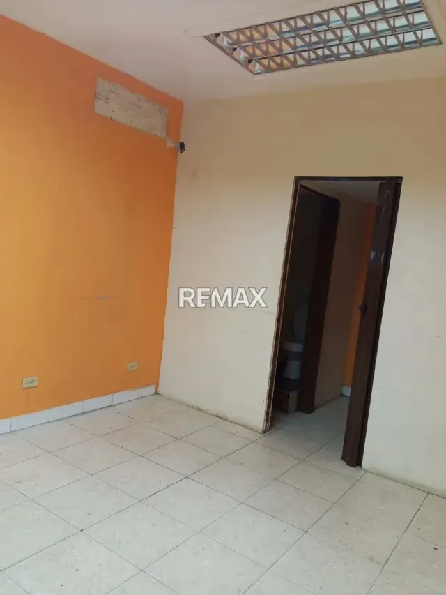 Local comercial en alquiler galerias de Charallave - 2