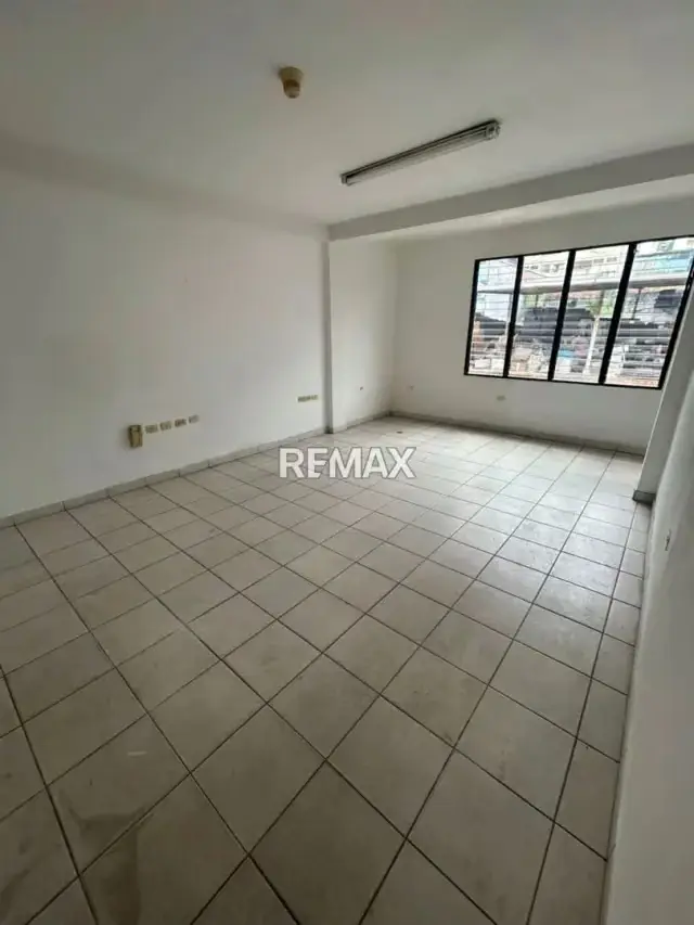 LOCAL COMERCIAL EN ALQUILER EN EL CENTRO EDIFICIO OASIS