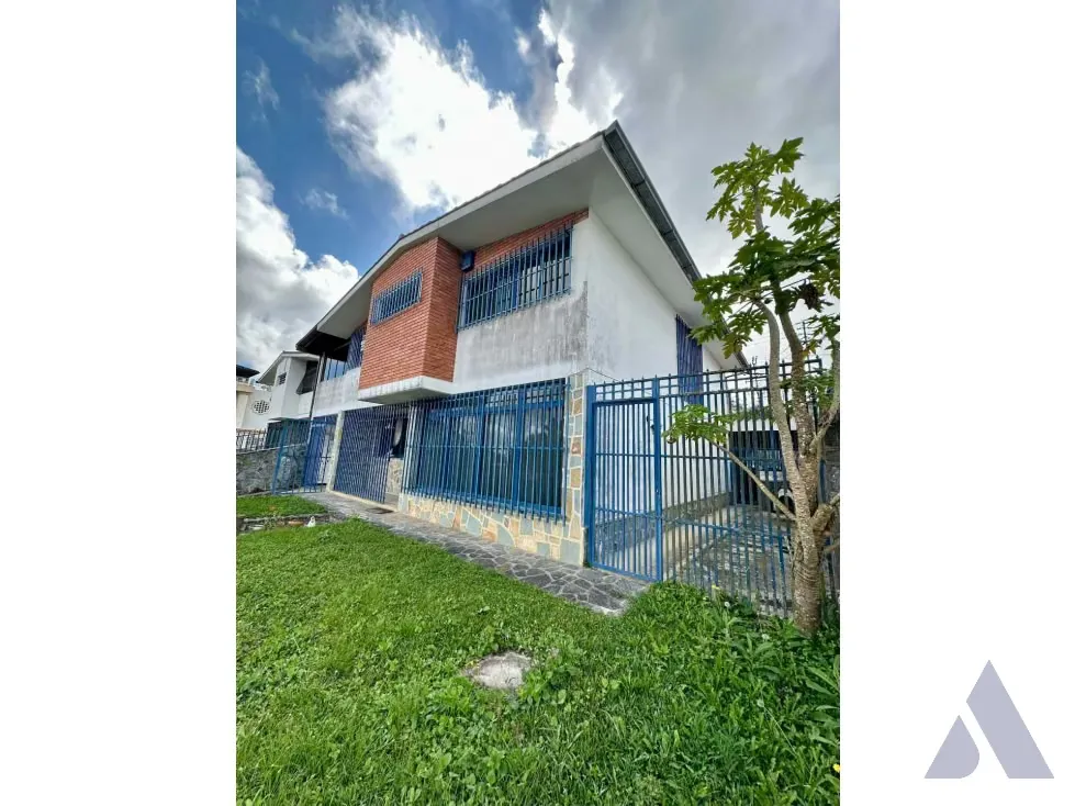 Se vende casa para actualizar 235m2 San Antonio de los Altos 9357
