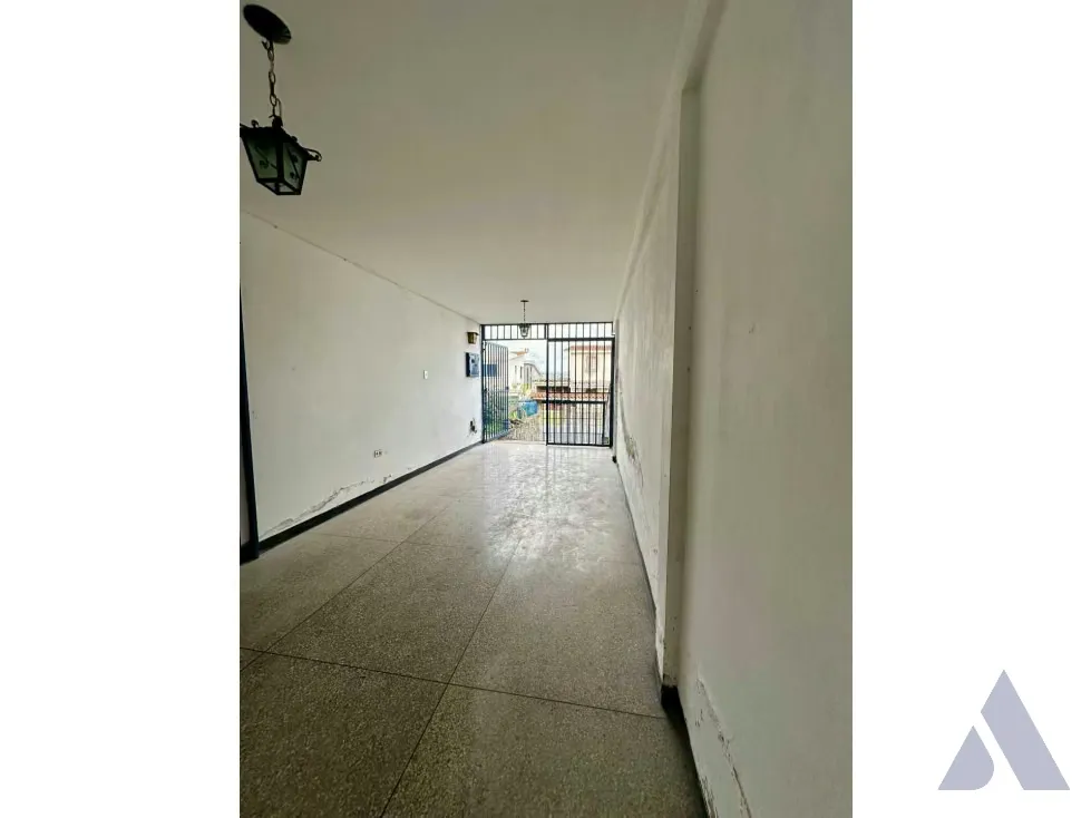 Se vende casa para actualizar 235m2 San Antonio de los Altos 9357 - 3