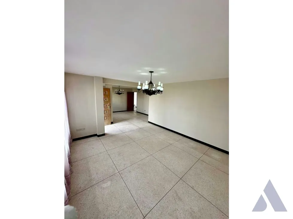 Se vende casa para actualizar 235m2 San Antonio de los Altos 9357 - 4