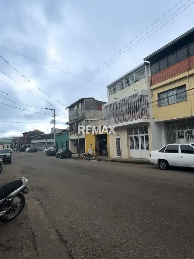 Edificio en venta La Concordia calle 5, bajando media cuadra del Hospital Central - 3