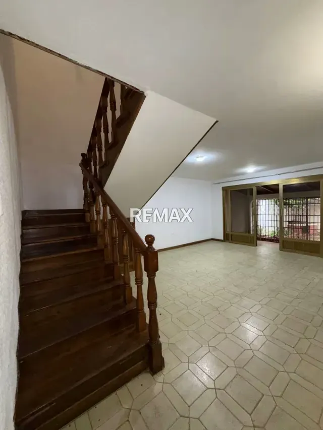 AMPLIA CASA EN VENTA - 3