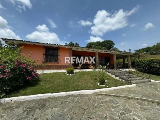 Casa de Campo amoblada con piscina en venta, en Villa Los Aguacates, Barrera