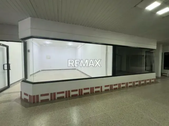 Local comercial en alquiler ubicado en la Avenida Bolívar - 2