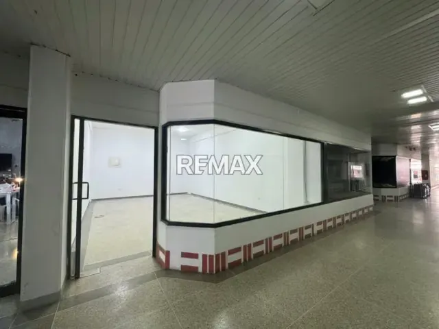 Local comercial en alquiler ubicado en la Avenida Bolívar - 6