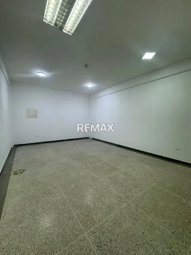 Local comercial en alquiler ubicado en la Avenida Bolívar - 7