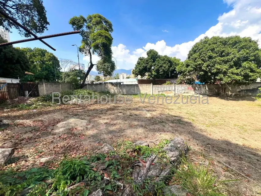 Terreno (Comercial) en Venta en El Paraiso, Distrito Metropolitano - 2