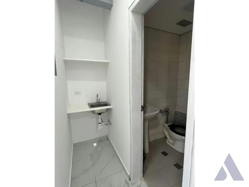 Alquilo oficina 70m2 La Lagunita 9673 - 3