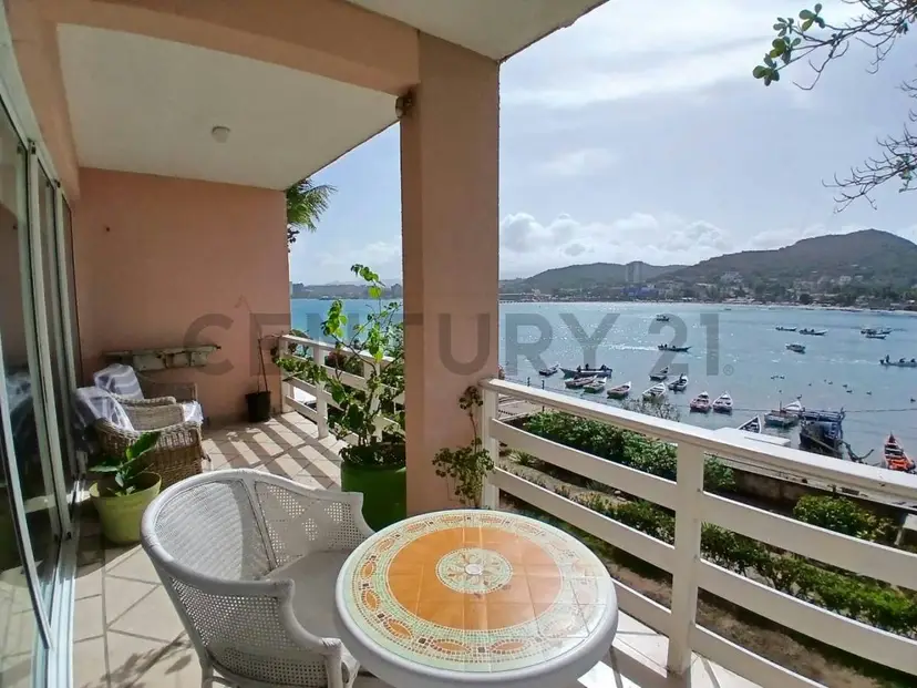 Apartamento renta fija con vista a la bahía de Pampatar desde la terraza.