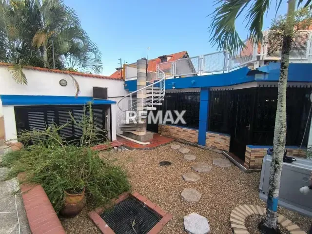 En Venta lindo Town House estilo Country, urbanización La Lagunita, Sector Tipuro, Maturín - 2