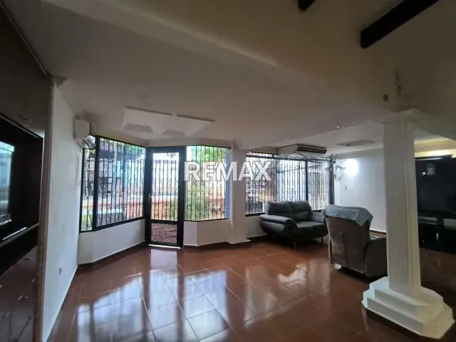 En Venta lindo Town House estilo Country, urbanización La Lagunita, Sector Tipuro, Maturín - 6