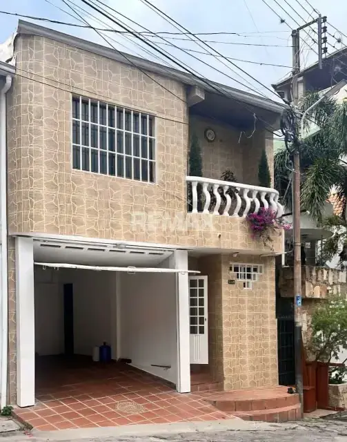 Se Vende Casa a pie de calle Palo gordo sector calle del Medio. 298 mts2 construcción