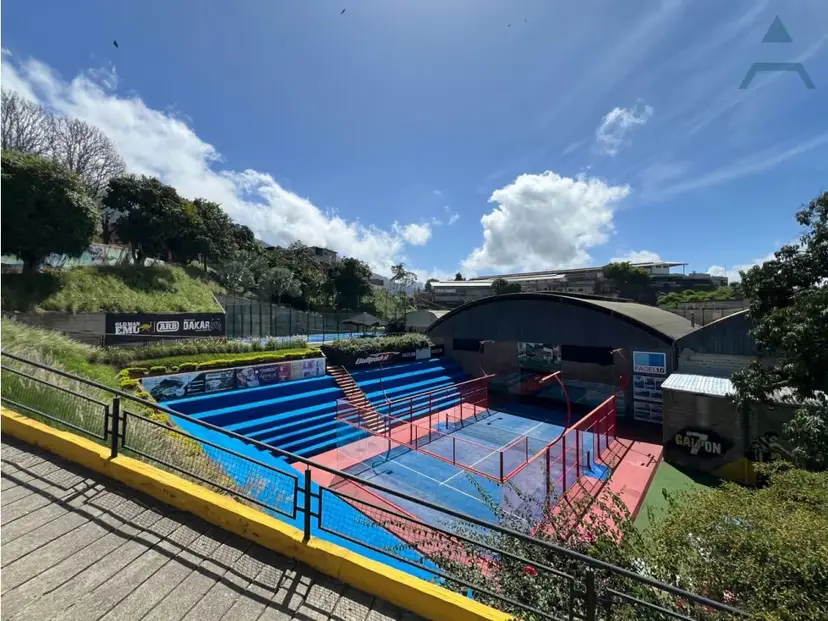Se vende Club de Padel 5900m² Santa Maria