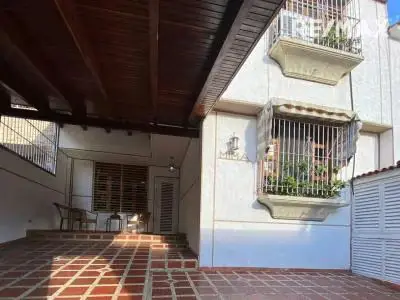 Acogedora casa en La Trinidad (Coracrevi) en calle cerrada. Lista para mudarse.