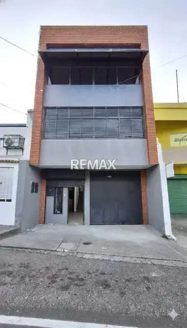 SE ALQUILA OFICINA COMERCIAL DE 3 NIVELES