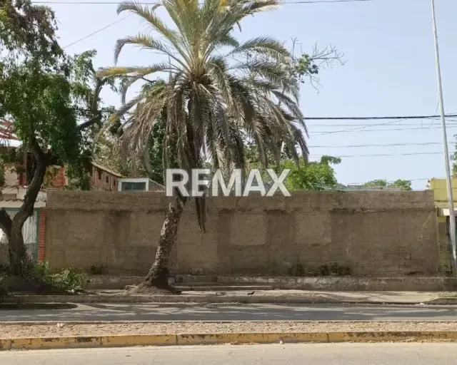 OPORTUNIDAD ÚNICA: TERRENO FRENTE AL SUPERMERCADO NOVA DE LA TERRANOVA - 2