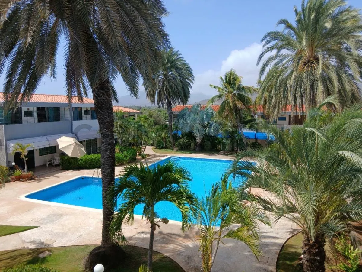 Townhouse Moderno Estilo Europeo en La Mira cerca de Playa El Agua (Oportunidad)