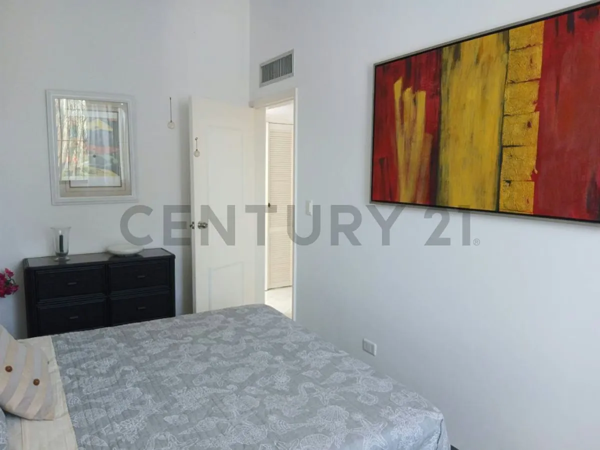 Townhouse Moderno Estilo Europeo en La Mira cerca de Playa El Agua (Oportunidad) - 15