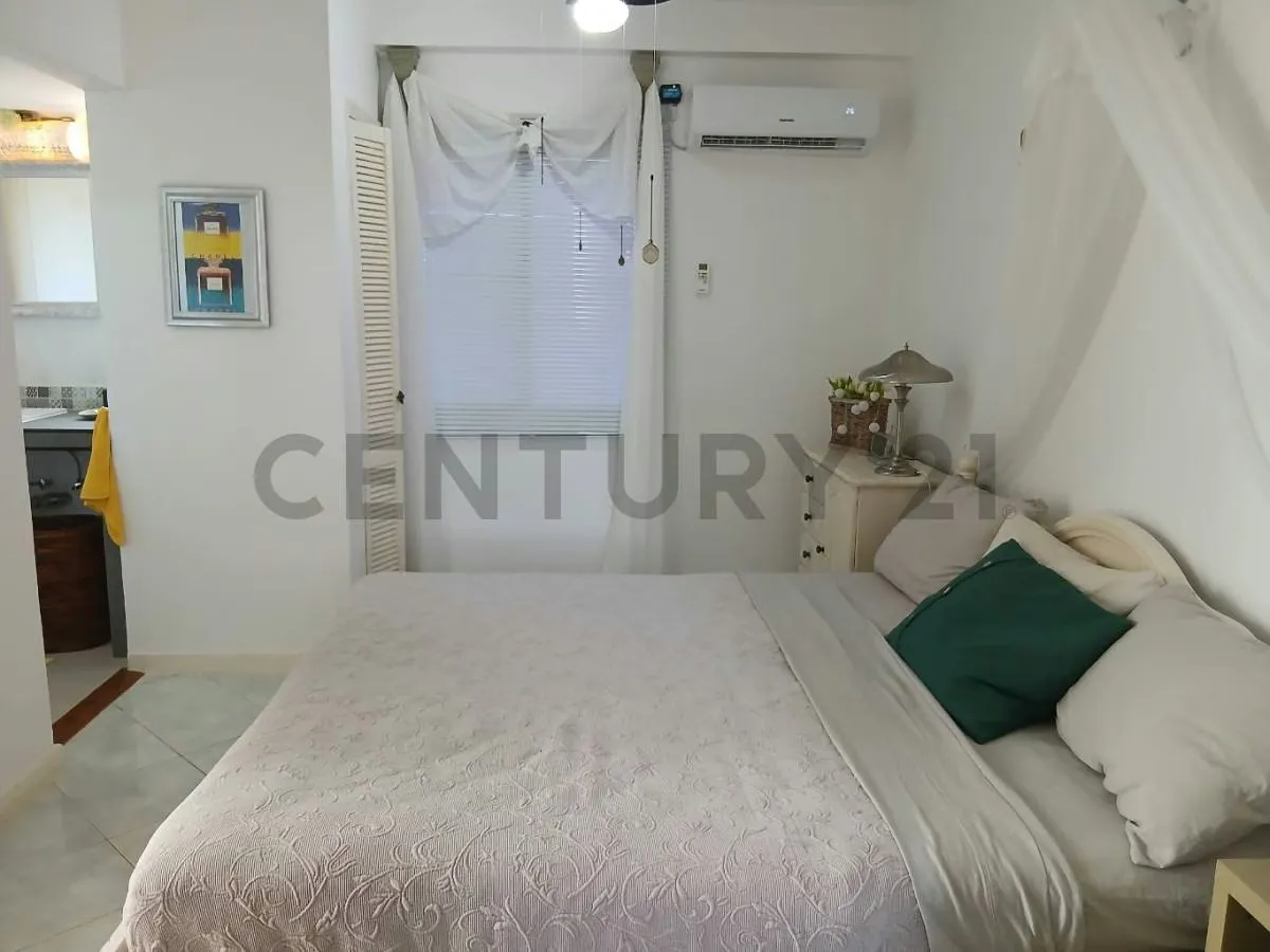 Townhouse Moderno Estilo Europeo en La Mira cerca de Playa El Agua (Oportunidad) - 16