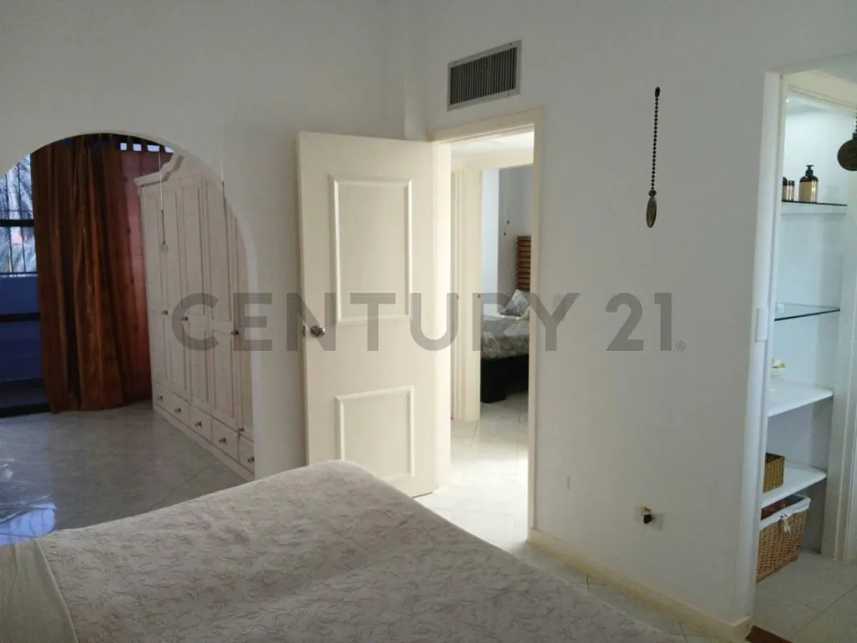 Townhouse Moderno Estilo Europeo en La Mira cerca de Playa El Agua (Oportunidad) - 17