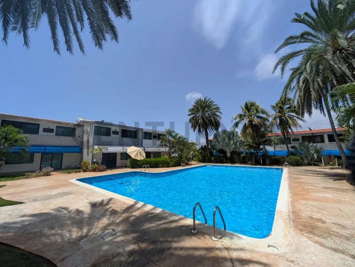 Townhouse Moderno Estilo Europeo en La Mira cerca de Playa El Agua (Oportunidad) - 2