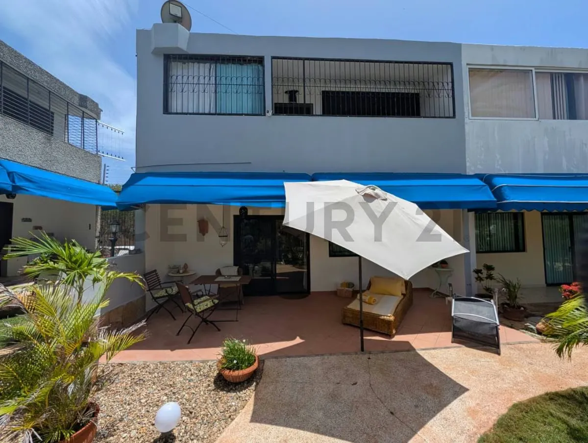 Townhouse Moderno Estilo Europeo en La Mira cerca de Playa El Agua (Oportunidad) - 33
