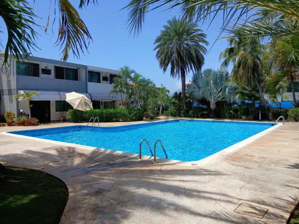 Townhouse Moderno Estilo Europeo en La Mira cerca de Playa El Agua (Oportunidad) - 36