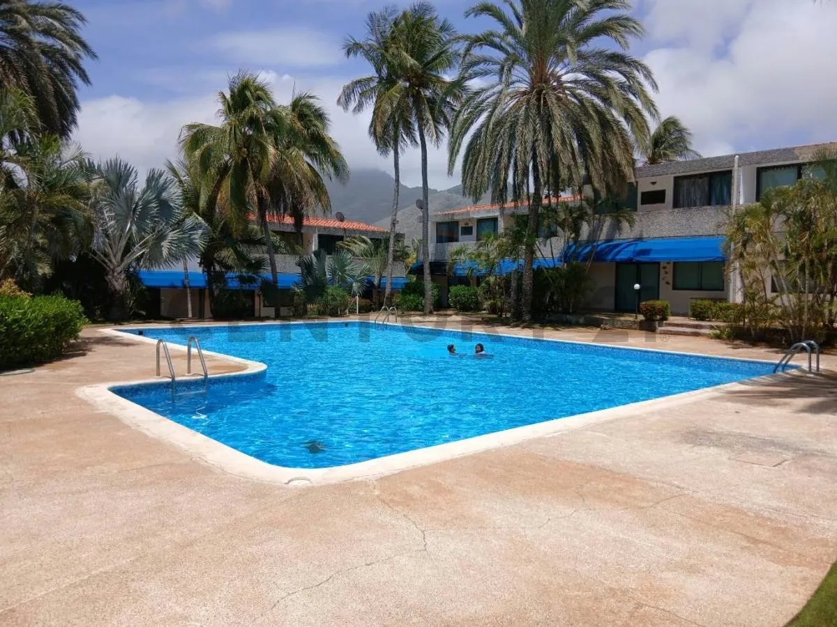 Townhouse Moderno Estilo Europeo en La Mira cerca de Playa El Agua (Oportunidad) - 37