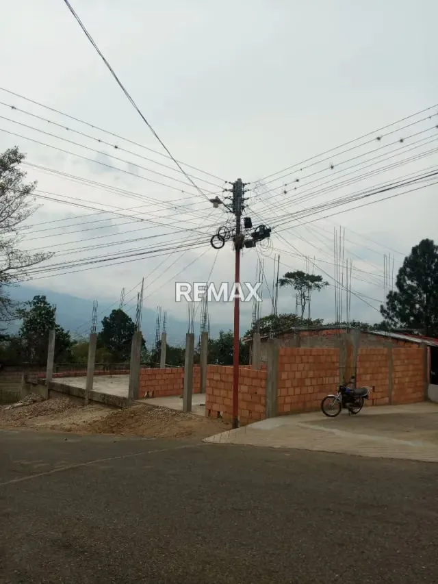 VENTA DE TERRENO CON AVANCES DE CONSTRUCCION EL LA LAGUNA DE PALMIRA - 2