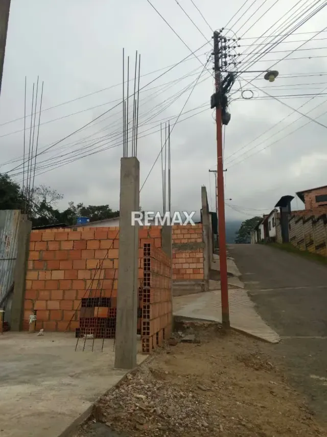 VENTA DE TERRENO CON AVANCES DE CONSTRUCCION EL LA LAGUNA DE PALMIRA - 4