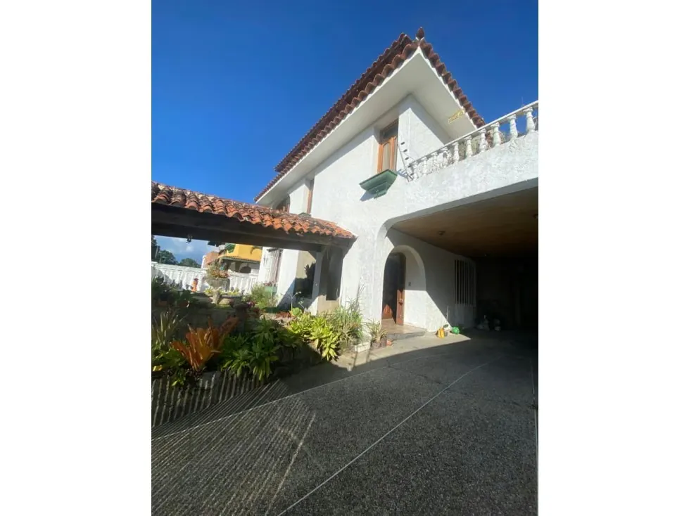 Vendo Quinta de 3 Niveles En Lomas de Prados del Este para Actualizar