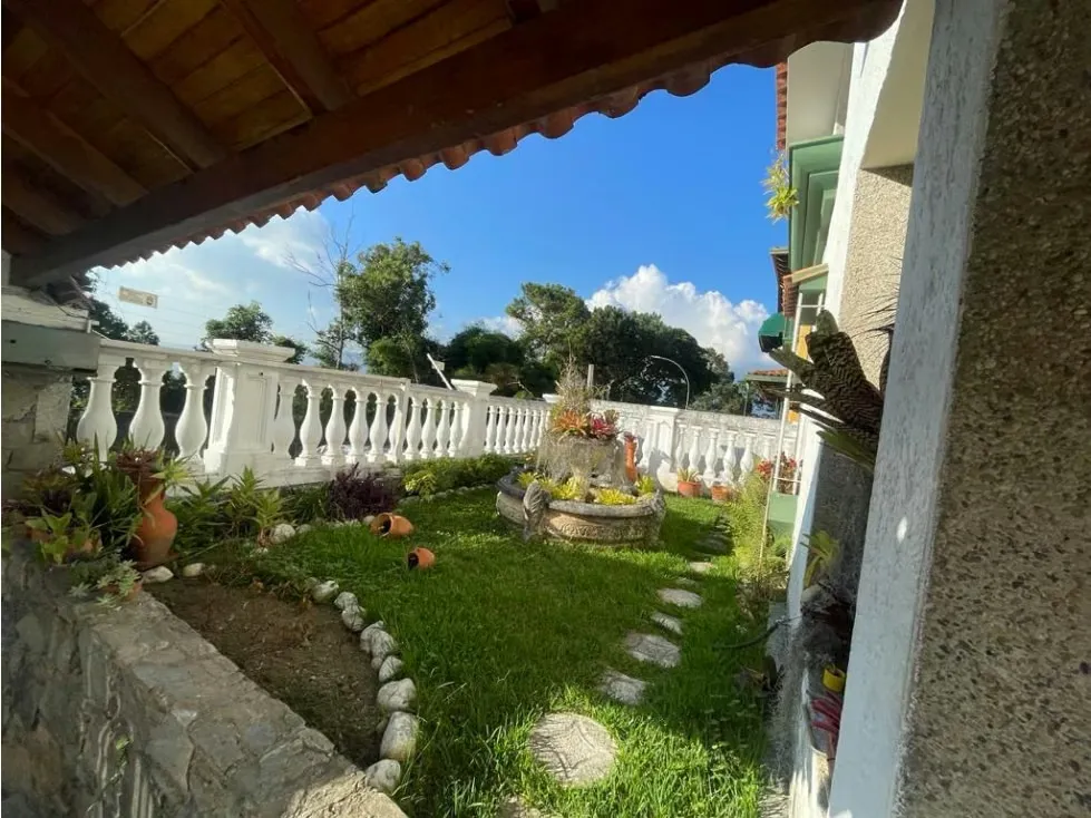 Vendo Quinta de 3 Niveles En Lomas de Prados del Este para Actualizar - 2
