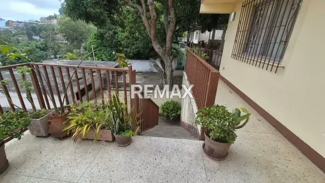Venta Casa Multifamiliar de 2 niveles en el Km 12 - 11