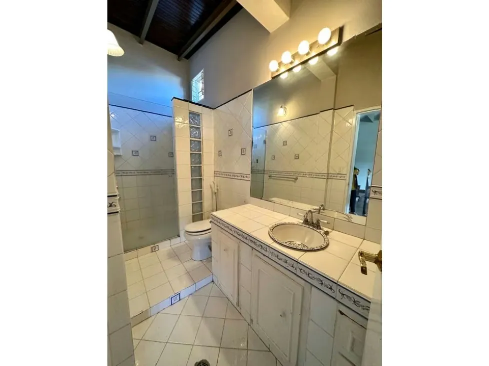 Vendo casa calle cerrada 450m2 Prados del Este 5395 - 17
